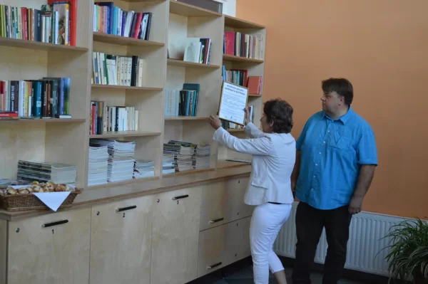 “Atvērtās bibliotēkas” grāmatu plaukti Limbažos (2017)