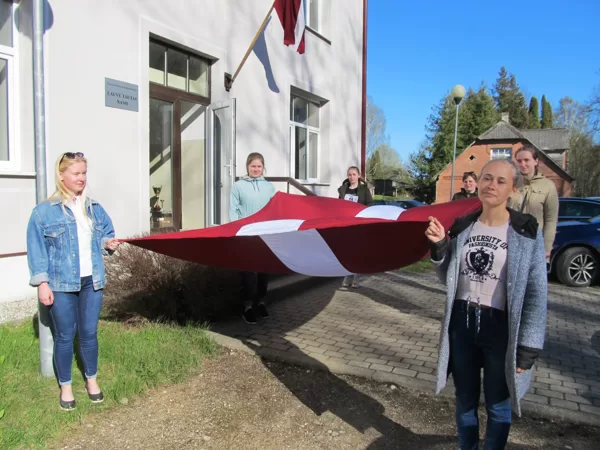 Lauvās uzstādīts karoga masts, Korģenē plīvo karogs (2018)